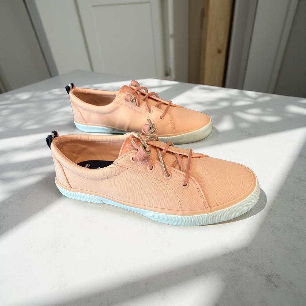 NEW IN BOX 9M Sperry peach pier wave memory foam sneakers